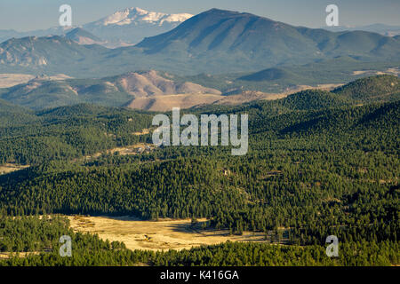 Una vista da Staunton parco statale, in pino, Colorado. Pedemontana portano a Pikes Peak in distanza. Foto Stock