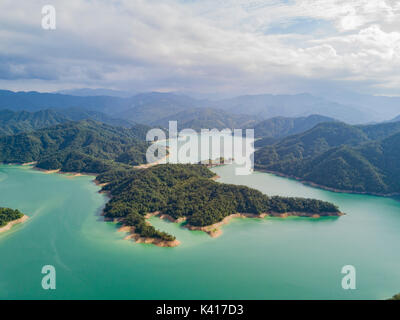 Vista aerea della bellissima isola di coccodrillo, area del Lago di Qiandao al quartiere Shiding, Nuova Citta' di Taipei, Taiwan Foto Stock