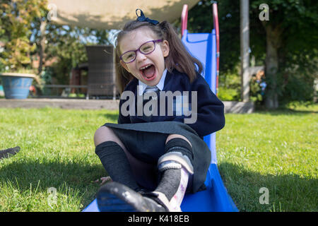 Nota SCUOLA BADGE disturbato dal PA FOTO ESCURSIONI SU RICHIESTA DI EVIE della madre è sotto embargo per 0001 Martedì 5 settembre Evie Doherty, quattro chi sta iniziando a scuola con un nuovo cuore grazie alla "decisione altruista" preso dalla famiglia del suo donatore di organi, sua madre Nicole Doherty ha detto. Foto Stock