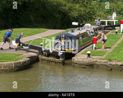 Famiglia di vacanzieri navigazione foxton si blocca sul Grand Union Canal in una casa galleggiante, leicestershire, England, Regno Unito Foto Stock