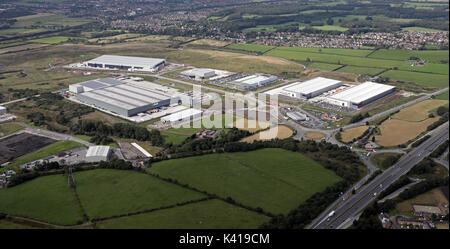 Vista aerea di un parco industriale allo svincolo 3 della M61, Bolton, Regno Unito Foto Stock