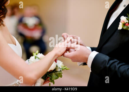 La bellezza della Sposa e lo sposo bello sono degli anelli di usura di ogni altro Foto Stock