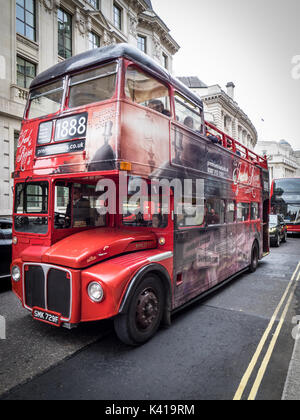 Turismo a Londra - Jack lo Squartatore a sommità aperta bus tour nella città di London financial district Foto Stock