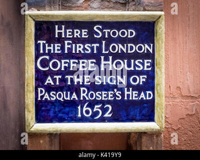 La Jamaica Wine House in St Michael's Alley al largo di Cornhill nella città di Londra, sul sito della prima caffetteria di Londra. Testa di Pasqua Rosee. Foto Stock