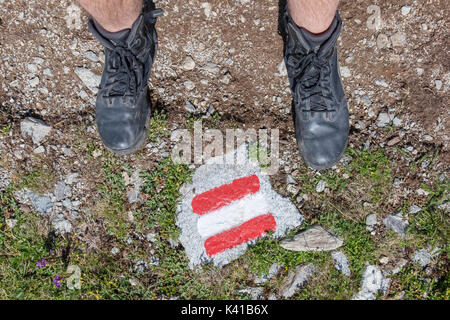 Percorso a piedi sign in Austria, bandiera dipinta su una roccia Foto Stock