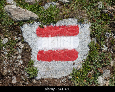 Percorso a piedi sign in Austria, bandiera dipinta su una roccia Foto Stock
