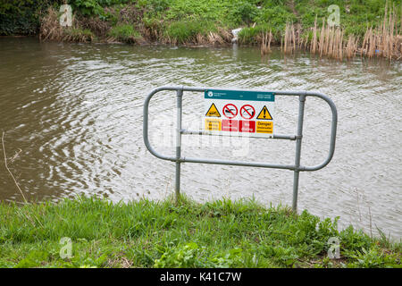 Segnale di avvertimento n. nuoto, guardatevi le forti correnti, no immersioni subacquee di pericolo di ostruzioni, tillingham river, segala, east sussex, Regno Unito Foto Stock