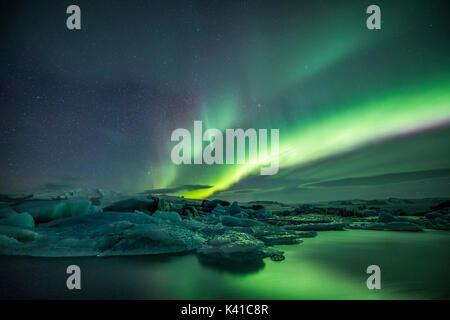 Jökulsárlón e Aurora in Islanda Foto Stock