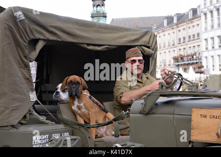 18 edizione di serbatoi in città eventi dedicato al 73° anniversario della liberazione di Mons nel 1944. Foto Stock