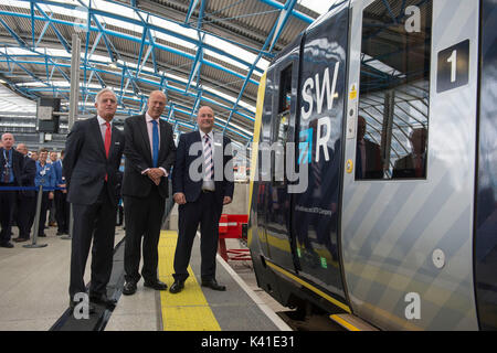 (Da sinistra a destra) FirstGroup chief executive Tim O'Toole, Segretario dei trasporti Chris temolo e South Western Railway managing director Andy Mellors presso la stazione di Waterloo in centro a Londra dopo South Western Railway è prima completamente-classe liveried 444 treno è arrivato nella ex terminal internazionale. Foto Stock