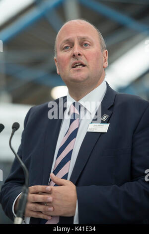 South Western Railway managing director Andy Mellors parla come azienda di funzionamento del treno lancia il suo nuovo marchio presso la stazione di Waterloo in centro a Londra. Foto Stock