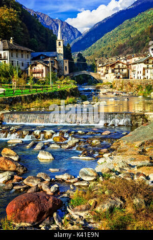 Bellissimo villaggio Lillianes,vista con montagne e cascata,Valle d' Aosta,l'Italia. Foto Stock