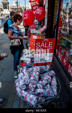 I turisti scelgono Souvenir da un negozio di articoli da regalo vicino a Trafalgar Square, London, Regno Unito Foto Stock