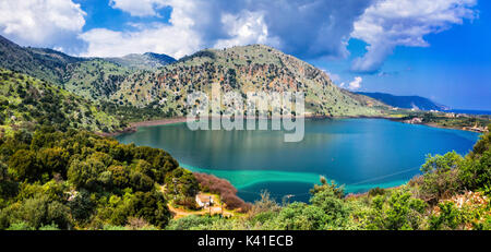 Vista panoramica del lago di Kournas,Creta isalnd,Grecia. Foto Stock