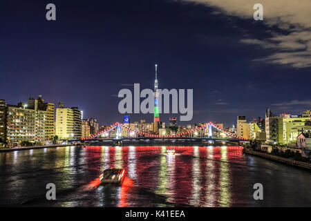 Illuminato Skytree Tokyo Tower a Tokyo in Giappone Foto Stock