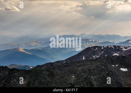 Un vago vista dopo i recenti incendi, luce splende attraverso a fine giornata. Da Mount Evans, Colorado Foto Stock