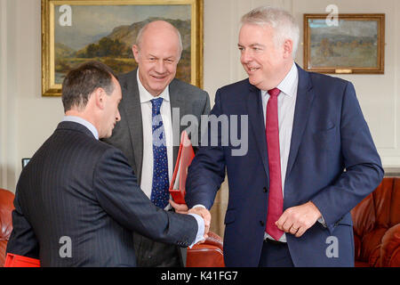 Il segretario di Stato per il Galles, Alun Cairns (sinistra) incontra il primo segretario di Stato Damien verde (centro) e Primo Ministro del Galles Carwyn Jones (destra) a Cardiff in anticipo di uscita dell'UE discussioni. Foto Stock