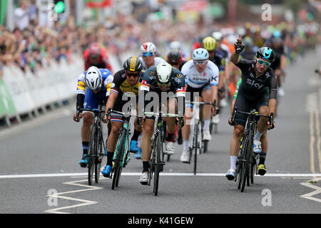 La dimensione del team di dati Edvald Boasson Hagen (centro) vince a Blyth durante la seconda fase dell'OVO Energy Tour della Gran Bretagna dal Kielder acqua e Forest Park a Blyth. Foto Stock