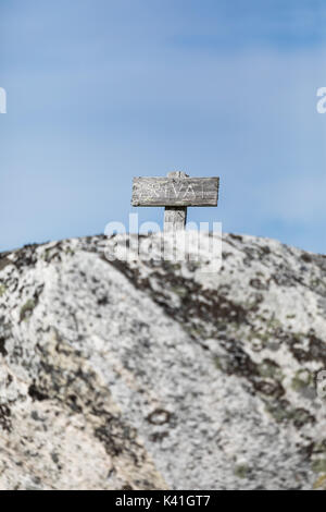 Un vecchio weatherbeaten cartello segnaletico con il testo privato la gente dice di stare lontano su un'isola dell'arcipelago di Stoccolma Foto Stock