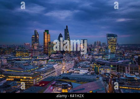 Londra, Inghilterra - panoramico vista dello skyline di Banca del distretto di Londra con i grattacieli di Canary Wharf in background all'ora blu Foto Stock