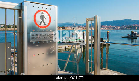 BILBAO, Spagna - 18 Luglio 2016 : all'ingresso di un pontile un segno vieta l'accesso a pedoni con un testo in spagnolo e basco che dice Foto Stock