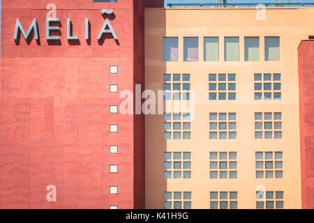 BILBAO, Spagna - 19 Luglio 2016 : architettura particolare del Melia Hotel un albergo di lusso progettato da Ricardo Legorreta e ispirato da Eduardo Chillida' Foto Stock