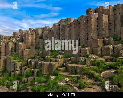 Uno splendido scenario con colonne di basalto che sporgono dal terreno al giants causeway in Irlanda del Nord nella contea di Antrim nel Regno Unito, Foto Stock