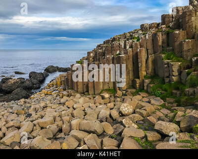 Uno splendido scenario con colonne di basalto che sporgono dal terreno al giants causeway in Irlanda del Nord nella contea di Antrim nel Regno Unito, Foto Stock