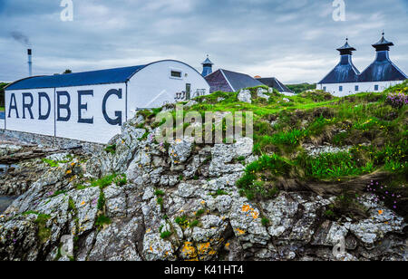 Una vista della distilleria ardbeg, isola di Islay, SCOZIA Foto Stock