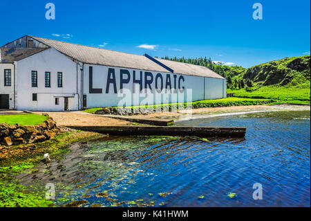 La distilleria laphroaig in una limpida giornata di sole, isola di Islay, SCOZIA Foto Stock