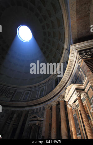 Vista interna della cupola del Pantheon di Roma, Italia Foto Stock