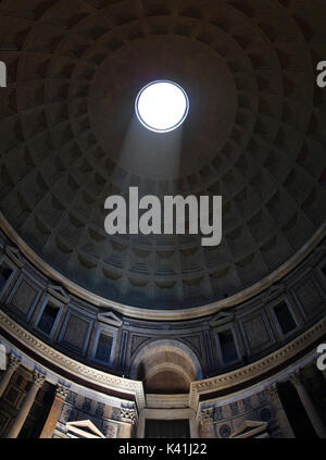 Vista interna della cupola del Pantheon di Roma, Italia Foto Stock