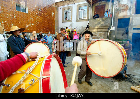 I percussionisti riproduzione durante il carnevale in Lazarim, Beira Alta. Portogallo Foto Stock