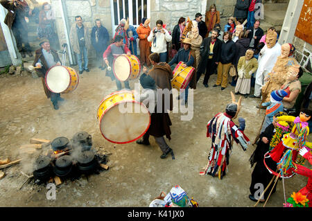 I percussionisti riproduzione durante il carnevale in Lazarim, Beira Alta. Portogallo Foto Stock