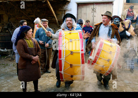 I percussionisti riproduzione durante il carnevale in Lazarim, Beira Alta. Portogallo Foto Stock