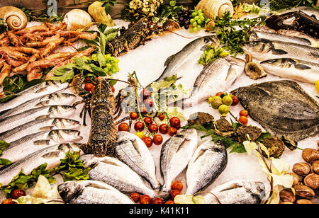 Crudo fresco frutti di mare sul contatore nel ristorante. Tema alimentare. Specialità mediterranee. Foto giallo filtro. Foto Stock