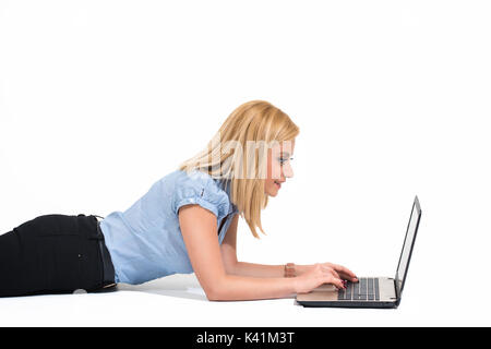 Isolato giovane donna bionda che funziona sul computer portatile. Foto Stock