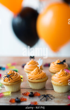 Festa di halloween tortine o muffin su tavola Foto Stock