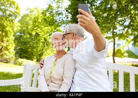 Coppia senior con lo smartphone tenendo selfie Foto Stock