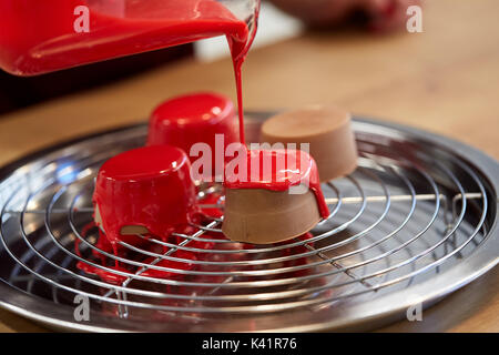 Caraffa di smalto di versamento ai dolci di pasticceria Foto Stock