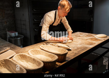 Chef o baker fare pasta al forno Foto Stock