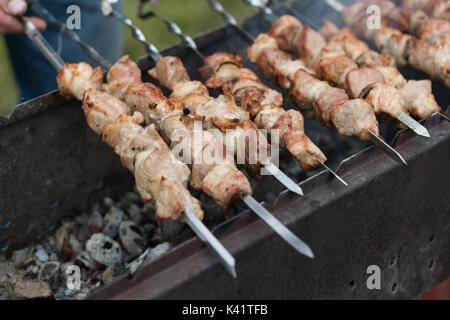 Shish kebab su spiedini di carne arrostite sulla brace Foto Stock