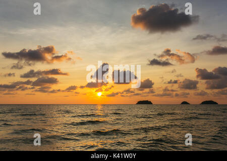 Bel tramonto cielo sopra il mare delle Andamane vicino a Koh Kud isola, Thailandia Foto Stock