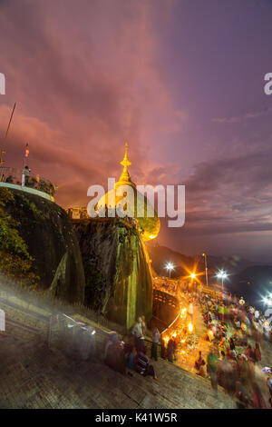 Kyaikhtiyo o Kyaiktiyo pagoda, Golden rock in Myanmar. Foto Stock