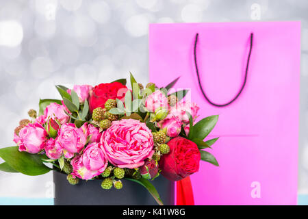 Sacchetti regalo di cellophane trasparenti riempiti con macaron fatto in  casa a cuore rosa Biscotti ripieni di confettura di lamponi e rose secche  per San Valentino Giorno Foto stock - Alamy