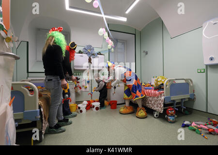 San Pietroburgo, Russia - 16 Febbraio 2017: Medico in costume da clown esamina il bambino della Maddalena ospedale per bambini. L'ospedale era te Foto Stock