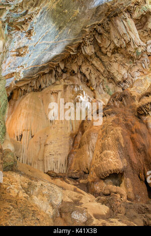 Grotta Yathaypyan riempito con stalattiti e stalagmiti in Myanmar Foto Stock