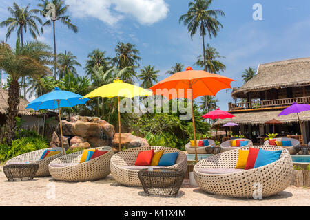 Resort tropicale con una piscina e un bar caffetteria su Koh Kood island, Thailandia Foto Stock