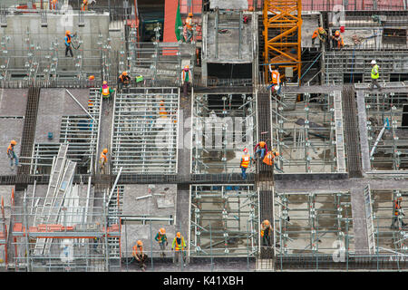 Sito in costruzione i lavoratori. Antenna, vista dall'alto Foto Stock