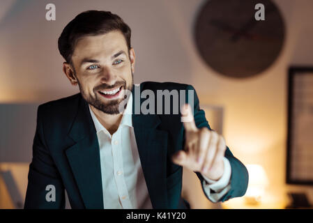 Maschio di gioiosa persona che gioca con la palla Foto Stock